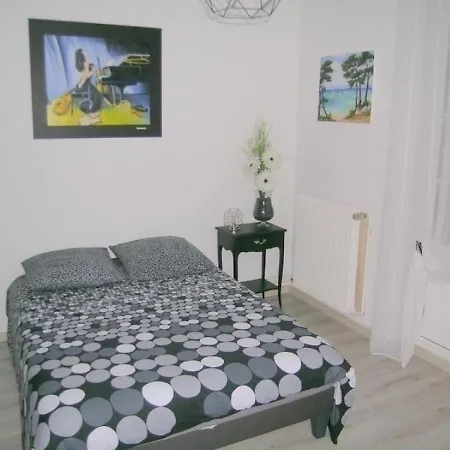 Semesterbostad House 8 Personnes Les Bains - Maison Individuelle - Wifi - 4 Chambres - Piscine - Proche Commerces, Plage Et Foret.. *