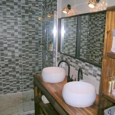 Semesterbostad House 8 Personnes Les Bains - Maison Individuelle - Wifi - 4 Chambres - Piscine - Proche Commerces, Plage Et Foret..